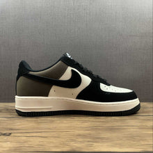 Cargar imagen en el visor de la galería, Air Force 1 07 Low Mocha Black White YG5063-203

