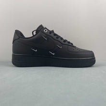 Cargar imagen en el visor de la galería, Air Force 1 07 Low Black Silver Mini Swoosh HQ1180-001
