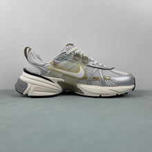 Cargar imagen en el visor de la galería, Nike V2k Run White Khaki Metallic Silver White HJ7245-100
