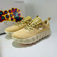 Cargar imagen en el visor de la galería, Nike Mind 002 Light Khaki White HQ4308-200
