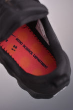 Cargar imagen en el visor de la galería, Nike Mind 002 Black Hyper Crimson Chrome HQ4308-001

