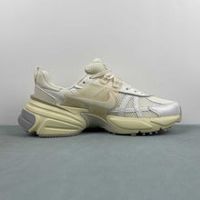 Cargar imagen en el visor de la galería, Nike V2k Run Pale Ivory HQ1512-110
