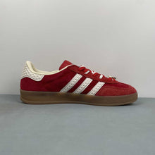 Cargar imagen en el visor de la galería, Adidas Gazelle Indoor Better Scarlet Off White Gold Metallic IF1808
