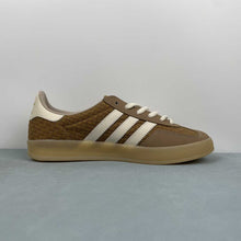 Cargar imagen en el visor de la galería, Adidas Gazelle Indoor Brown Desert Wonder White Magic Beige JR8851
