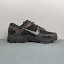 Cargar imagen en el visor de la galería, Zoom Vomero 5 Cave Stone Metallic Silver HF5493-201
