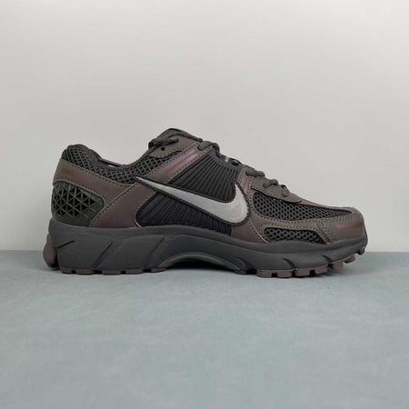 Zoom Vomero 5 Cave Stone Metallic Silver HF5493-201