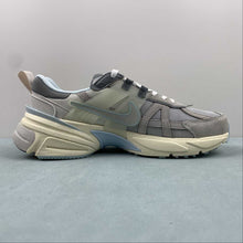 Cargar imagen en el visor de la galería, Nike V2k Run Light Bone Metallic Platinum FZ3596-072
