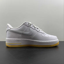Cargar imagen en el visor de la galería, Air Force 1 07 White University Gold Gum DZ4512-100
