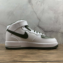 Cargar imagen en el visor de la galería, Air Force 1 07 Mid Retro White Dark Green 554724-088
