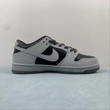 Cargar imagen en el visor de la galería, Dunk Low Premium SB Quickstrike Atlas Black Wolf Grey 504750-020
