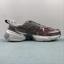 Cargar imagen en el visor de la galería, Nike V2k Run Smokey Mauve FD0736-200
