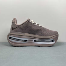 Cargar imagen en el visor de la galería, Nike Vomero Premium Lt Brown FN8453-033
