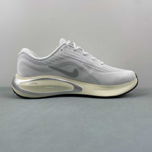 Cargar imagen en el visor de la galería, Nike Journey Run White Metallic Silver FJ7765-104
