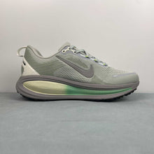 Cargar imagen en el visor de la galería, Nike Zoom Vomero 18 Grey Fluorescent Green HM6803-002
