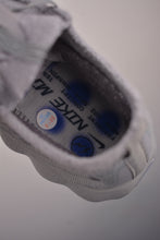 Cargar imagen en el visor de la galería, Nike Mind 002 Flyknit Fragment Particle Grey IQ8504-001

