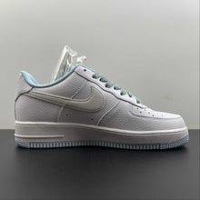 Cargar imagen en el visor de la galería, Air Force 1 07 Low White Light Blue UO6369-568
