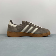 Cargar imagen en el visor de la galería, Adidas Handball Spezial Earth Strata Off White Gum IF6490
