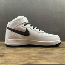 Cargar imagen en el visor de la galería, Air Force 1 07 Mid LV8 White Black 366731-808
