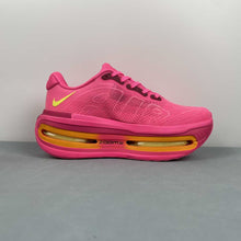 Cargar imagen en el visor de la galería, Nike Vomero Premium Peach Pink HQ2050-416
