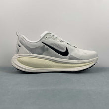 Cargar imagen en el visor de la galería, Nike Zoom Vomero 18 Summit White Coconut Milk Black HM6803-101
