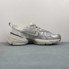 Cargar imagen en el visor de la galería, Nike V2k Run Photon Dust Light Silver Army Green FD0736-006
