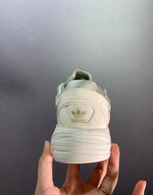 Cargar imagen en el visor de la galería, Adidas Astir Orbit Green Wonder White Gold Metallic
