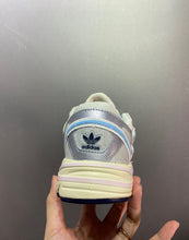 Cargar imagen en el visor de la galería, Adidas Astir Off White Clear Sky
