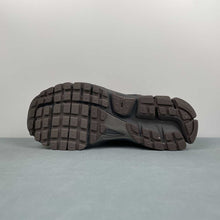 Cargar imagen en el visor de la galería, Zoom Vomero 5 Cave Stone Metallic Silver HF5493-201
