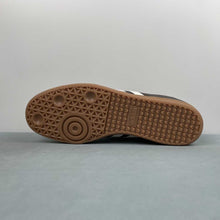 Cargar imagen en el visor de la galería, Adidas Samba OG Dark Brown Off White Gum JR0891
