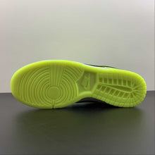 Cargar imagen en el visor de la galería, SB Dunk Low Glow in the Dark Venom Green Black Glow FJ4610-702
