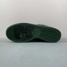 Cargar imagen en el visor de la galería, There Skateboards x SB Dunk Low Black Gorge Green White HF7743-001
