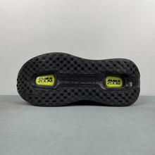 Cargar imagen en el visor de la galería, Nike Vomero Premium Black Volt HQ2050-001
