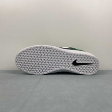Cargar imagen en el visor de la galería, SB Force 58 Pine Green White DV5477-300
