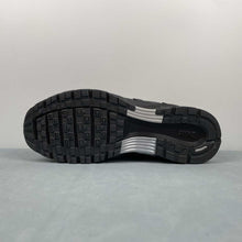 Cargar imagen en el visor de la galería, Nike P-6000 Suede Anthracite Metallic Silver HF0015-002
