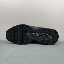 Cargar imagen en el visor de la galería, Undefeated x Air Max 95 Medium Olive IB4523-200
