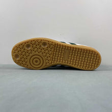 Cargar imagen en el visor de la galería, Adidas Samba OG Cloud White Collegiate Green Gum IE3437
