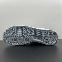 Cargar imagen en el visor de la galería, Air Force 1 07 Low White Light Blue UO6369-568
