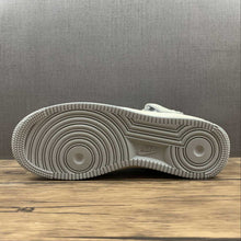Cargar imagen en el visor de la galería, Undefeated x Air Force 1 07 Mid White Dark Grey AO6617-306
