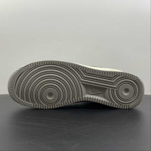 Cargar imagen en el visor de la galería, Air Force 1 07 Low Soot White Gray Black Metallic Gold DO7417-991
