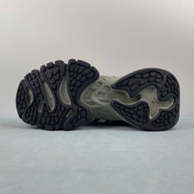 Cargar imagen en el visor de la galería, Adidas XLG Runner Deluxe Silver Pebble Carbon Ivory JR8078
