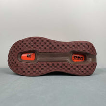 Cargar imagen en el visor de la galería, Renegade x Nike Vomero Premium Brown Barsalt Total Orange Bronze Eclipse Hyper Rimson IQ7314-200

