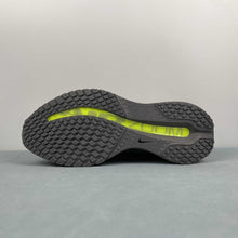 Cargar imagen en el visor de la galería, Pegasus Premium Dark Grey Fluorescent Green HQ2592-104
