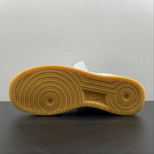 Cargar imagen en el visor de la galería, Air Force 1 07 White University Gold Gum DZ4512-100
