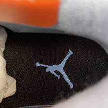 Cargar imagen en el visor de la galería, Air Jordan 4 Retro University Blue CT8527-400
