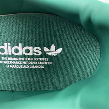 Cargar imagen en el visor de la galería, Adidas Samba Vegan Dark Green Cloud White Gold IF1835
