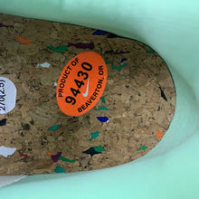 Cargar imagen en el visor de la galería, Air Force 1 07 Low Pinapple Green Glow Coconut Milk Metallic Gold CZ0268-300
