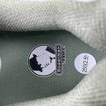 Cargar imagen en el visor de la galería, Zoom Vomero 5 Pale Ivory Laser Orange FQ6868-181
