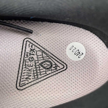 Cargar imagen en el visor de la galería, Nike Zoom Vomero 18 GTX Black Crimson Tint HQ7002-003
