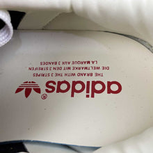 Cargar imagen en el visor de la galería, Adidas Gazelle Indoor Better Scarlet Off White Gold Metallic IF1808
