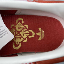 Cargar imagen en el visor de la galería, Adidas Samba OG Year Of The Hourse Red JR8743
